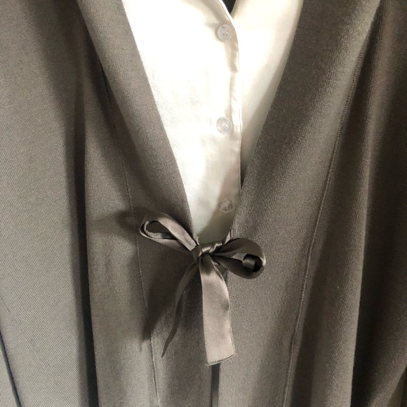 Basler cardigan with removable silk bib. - Picture 3 of 10